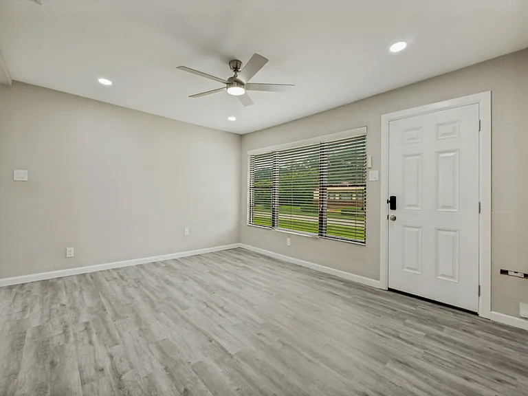 2408 Jennings Ave — Photo 3