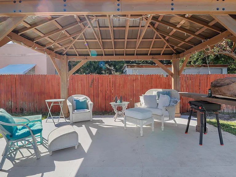 301 Hawthorne Dr — Photo 12