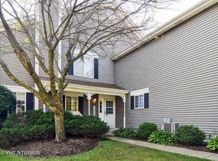 1253 Sandhurst Ln, South Elgin, IL 60177
