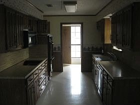 4th image of 908 Village Grn