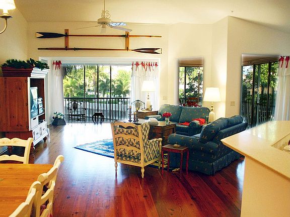 Great Room has 12' ceilings