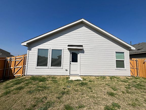 3rd image of 900 Pear Cir