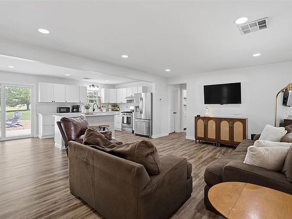 3rd image of 180 Bermuda Dr