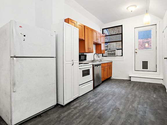 3rd image of 45-42 Vernon Blvd #1L