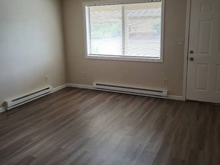 8402 NE 8th Way — Photo 2