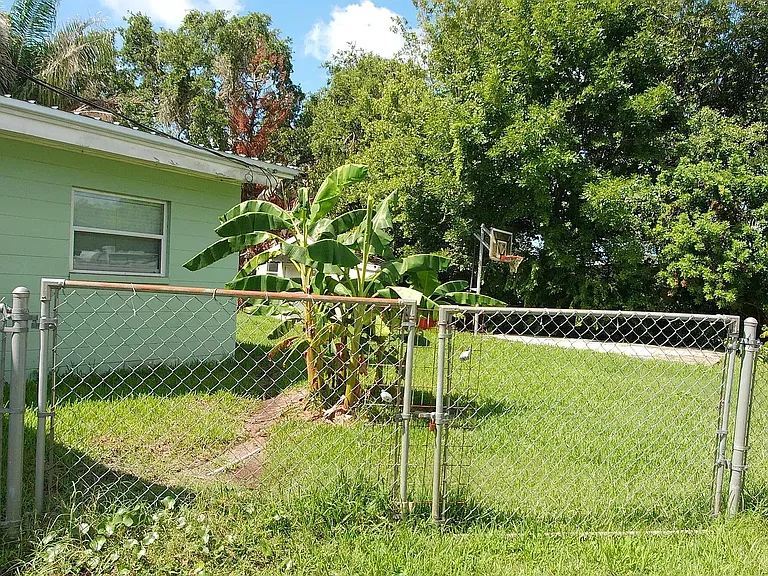 464 Judy St — Photo 4