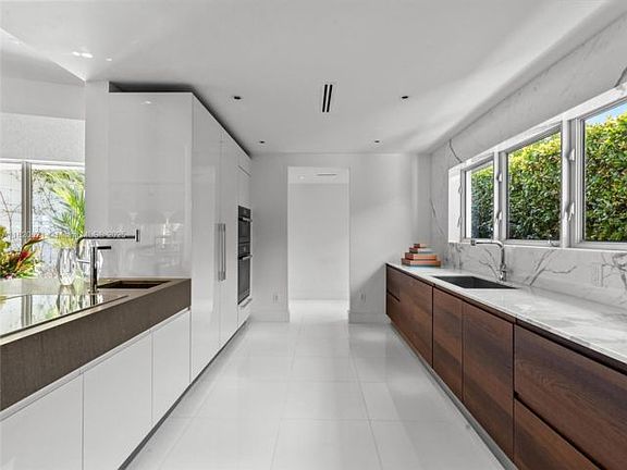 4th image of 425 E Di Lido Dr