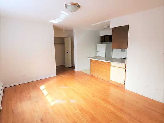 2nd image of 6250 N Kenmore Ave #302