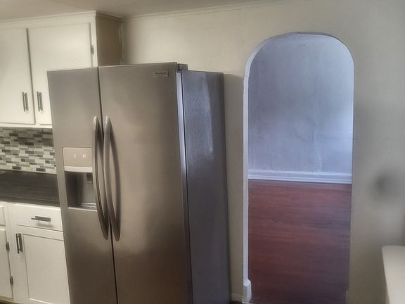 3rd image of 601 Lamberton St