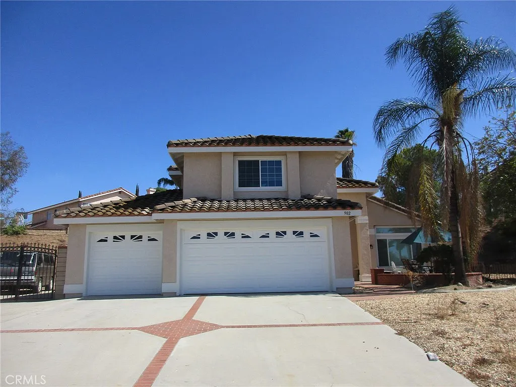 4 bed, 2323 sqft, $4,000 — Photo 1