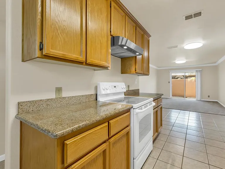 South Land Park Apartments — Photo 28