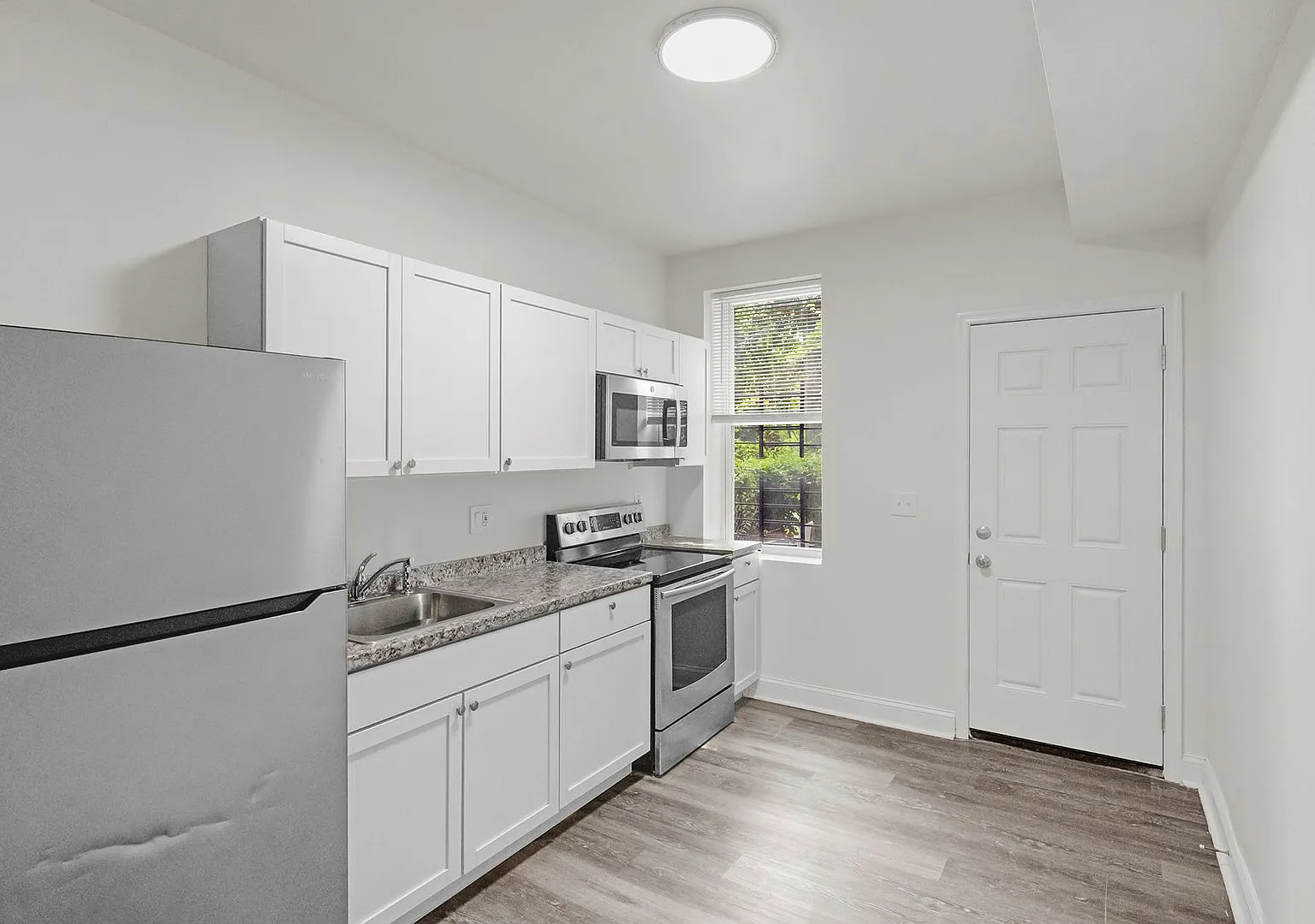 Gorgeous 4 Bedroom is Penn North — Photo 3