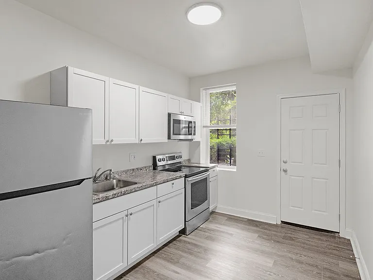 2412 Francis St — Photo 3
