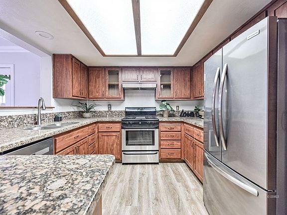 3rd image of 632 S Lakeview Ct