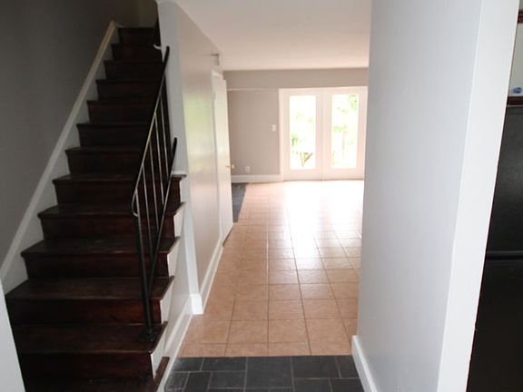 2nd image of 328 Sweet Briar Ct