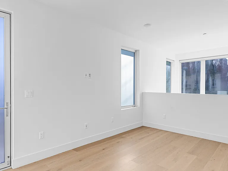 2000 N Beachwood Dr #101 — Photo 14