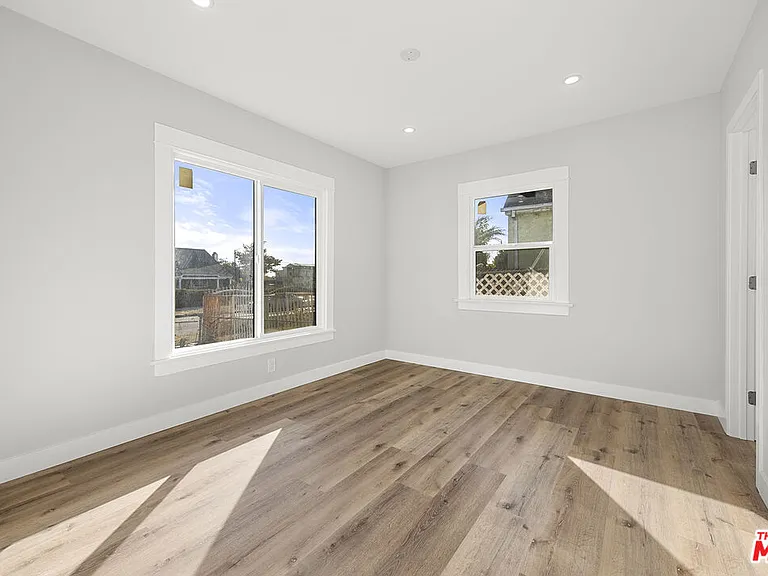 5465 S Victoria Ave — Photo 20