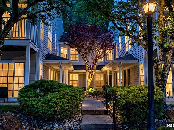 4th image of 1069 Cambridge Ct