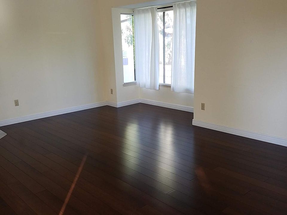 Living room. Vaulted ceiling, fireplace