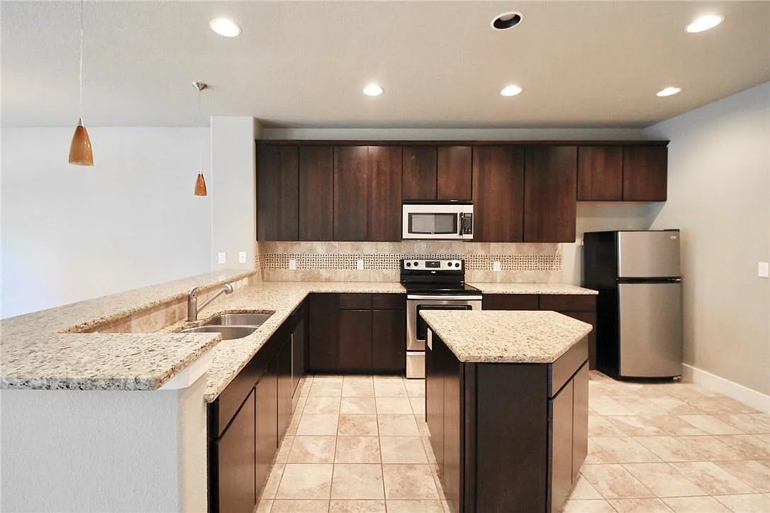 3 bed, 2.5 bath, 1814 sqft, $2,510 — Photo 3