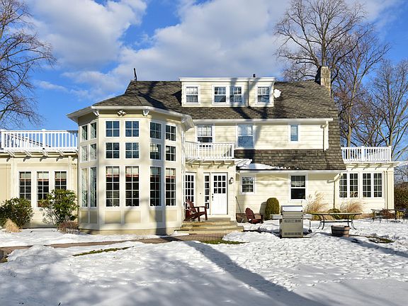 3rd image of 400 Carroll Ave