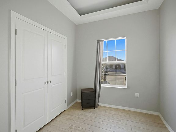 5th image of 804 Hawk St