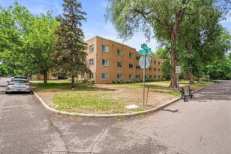 2 bed, 1.0 bath, 917 sqft, $1,975 — Photo 2