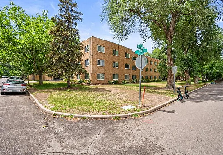 525 N Jackson St — Photo 2