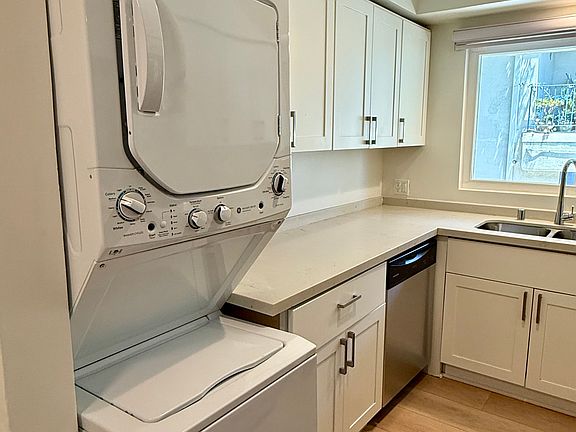 4th image of 251 N Oakland Ave #106