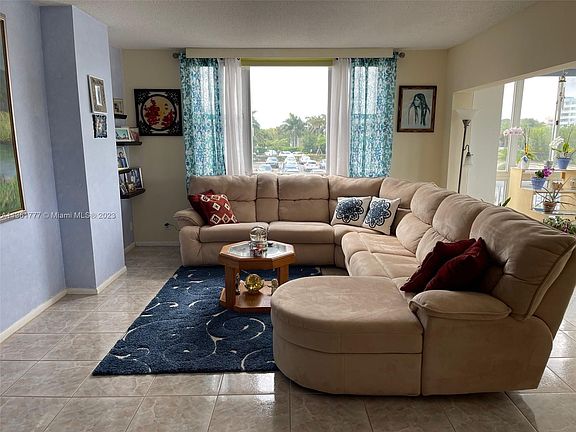 3rd image of 4400 Hillcrest Dr APT 220C