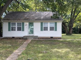901 SE Pinecrest Dr, Topeka, KS 66605