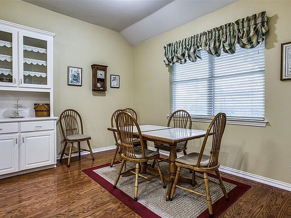 4th image of 1113 Oakhollow Dr