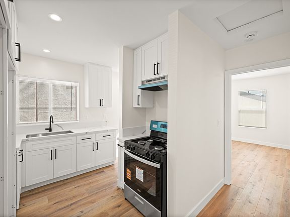 4th image of 11417 S Berendo Ave #1/2