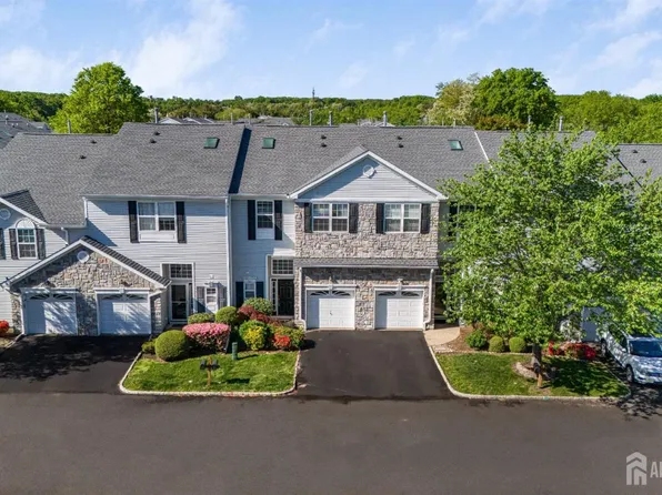 10 Chimney Ct, Laurence Harbor, NJ 08879