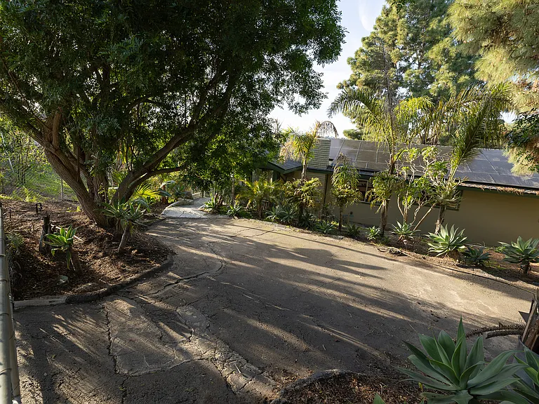 1050 Highland Dr — Photo 21