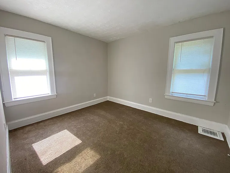 10721 Columbia Ave — Photo 15