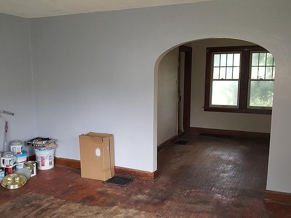 3rd image of 550 W 3rd St