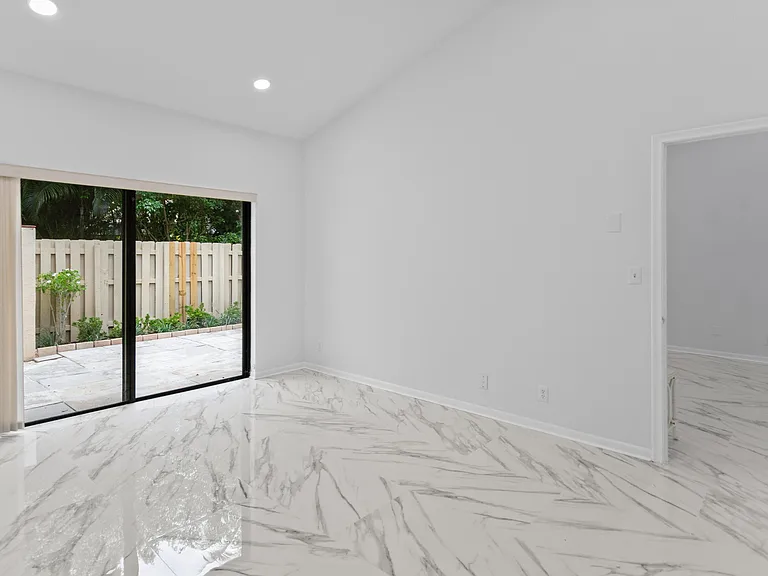 1400 NW 9th Ave #B-14 — Photo 15