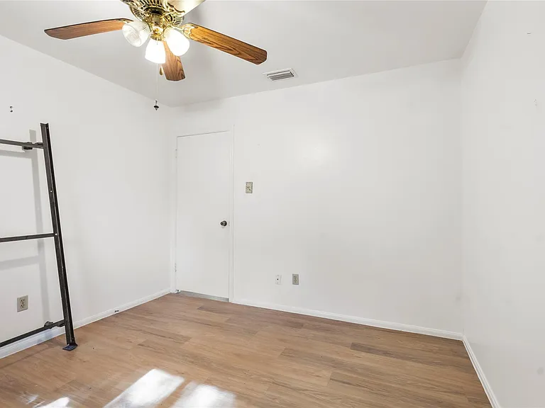 8903 Roos Rd — Photo 21