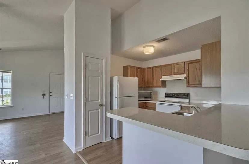 3 bed, 1305 sqft, $1,900 — Photo 4