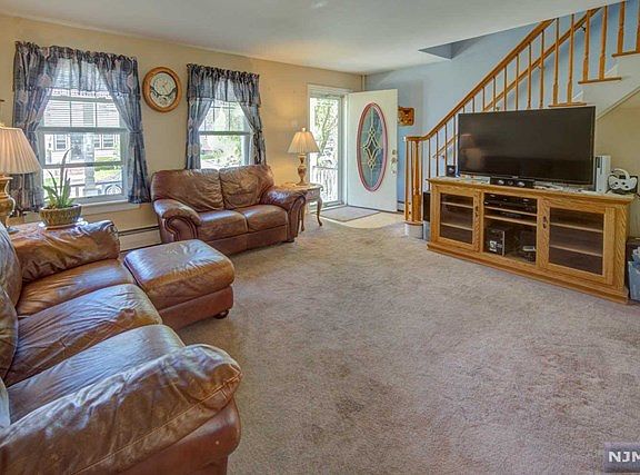3rd image of 61 Dumont Ave