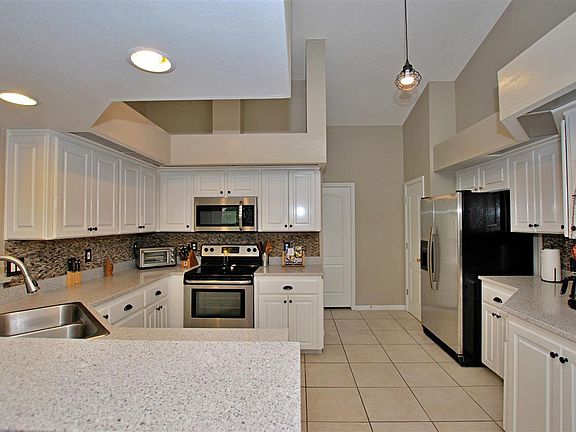 2nd image of 1090 Chandelle Lake Dr