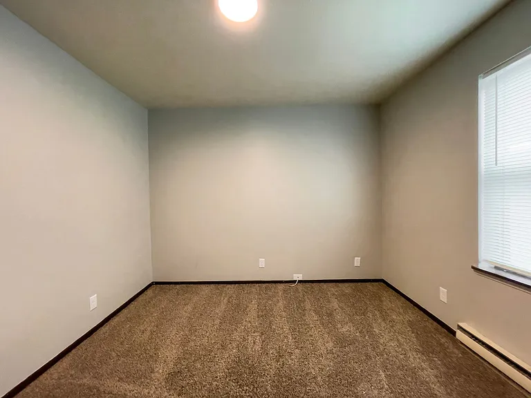 East Memorial Apartments — Photo 18