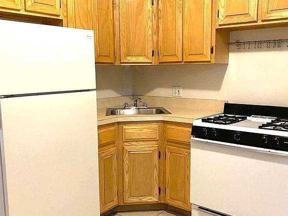 3rd image of 306 E 83rd St #2BF