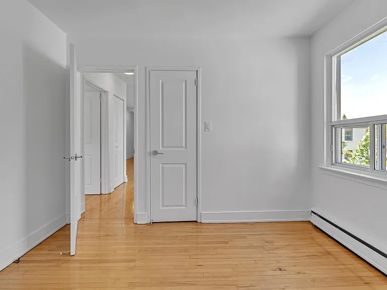 389 Yonge St — Photo 13