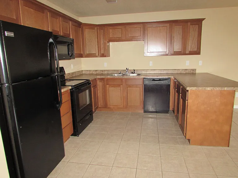 190 Lyle Curtis Cir — Photo 4