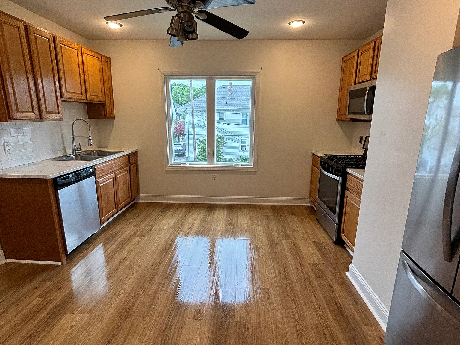4 bed, 1600 sqft, $2,400 — Photo 4