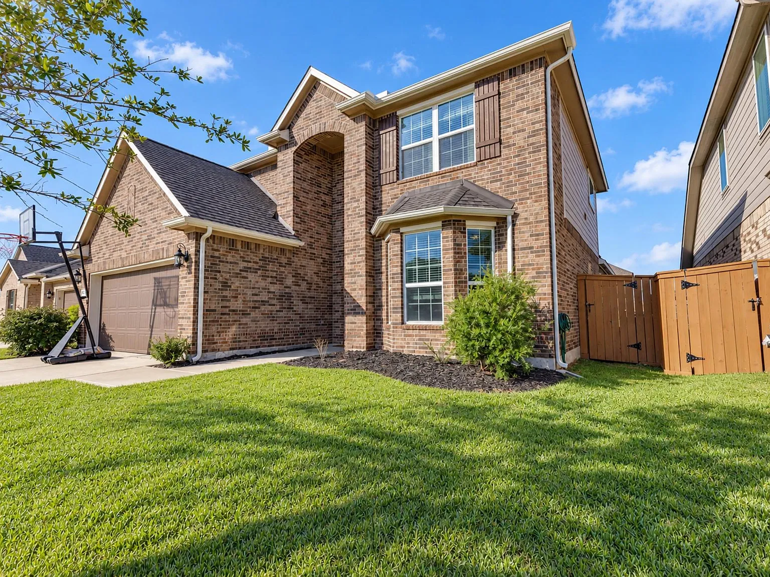 4 bed, 3.5 bath, 2610 sqft, $2,995 — Photo 3