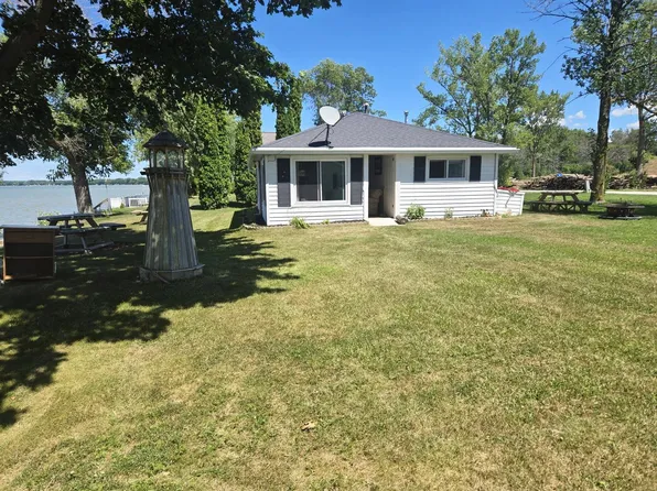 121 Sun N Surf Dr, Luxemburg, WI 54217