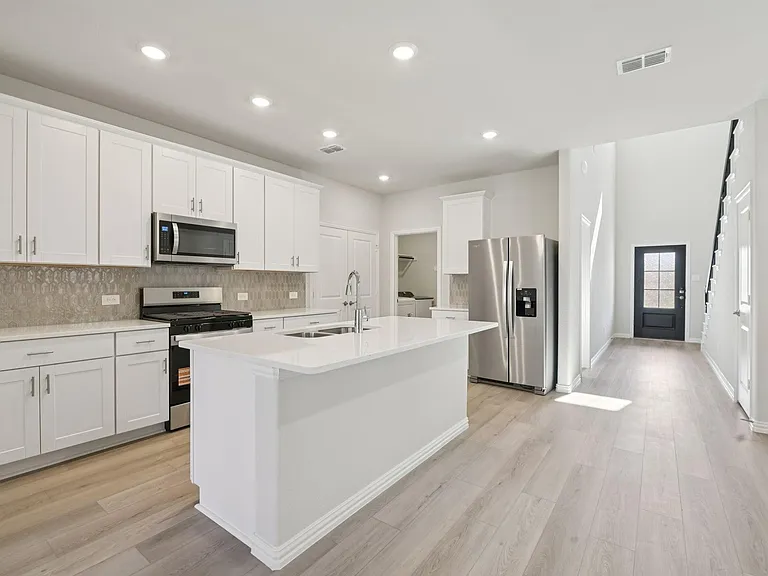 717 Leavenworth Dr — Photo 1